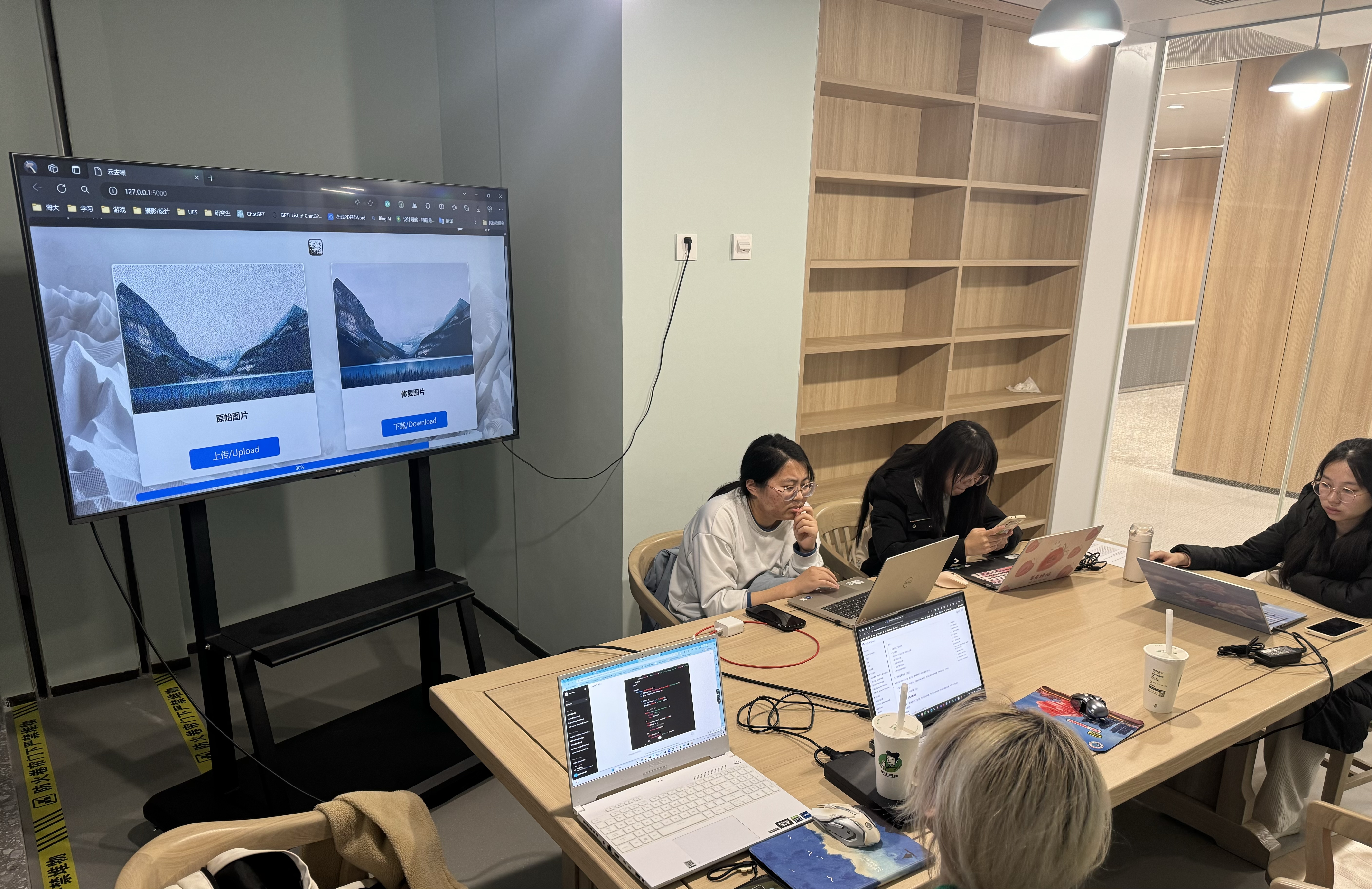 点击并拖拽以移动