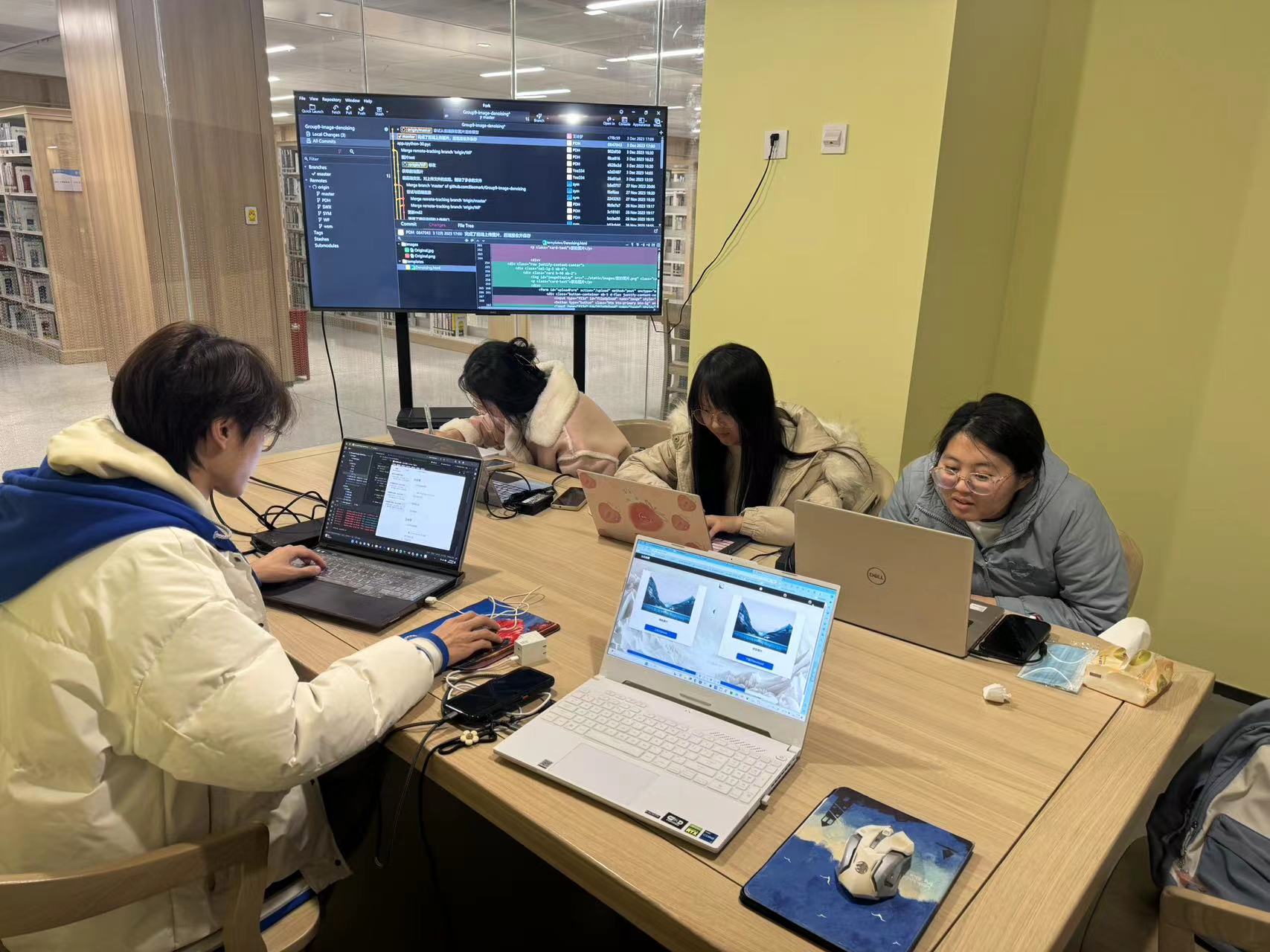 点击并拖拽以移动