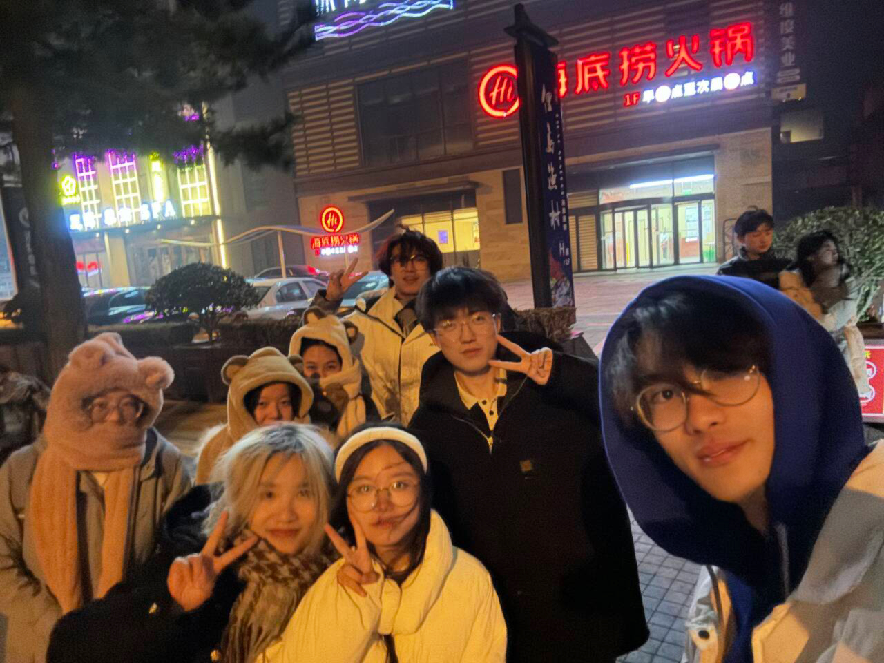 点击并拖拽以移动